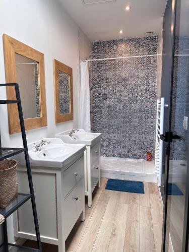 une salle de bain avec deux lavabos et une douche dans l'établissement Loft, à Bordeaux