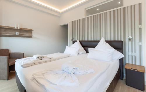 ein Schlafzimmer mit einem Bett mit weißen Handtüchern darauf in der Unterkunft Master in Binz