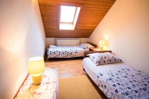 Ένα ή περισσότερα κρεβάτια σε δωμάτιο στο Apartman Rudi