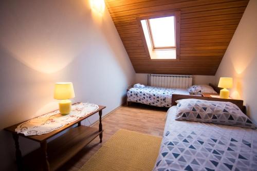 Ένα ή περισσότερα κρεβάτια σε δωμάτιο στο Apartman Rudi