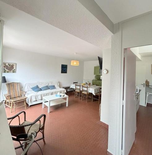 un salon avec un canapé et une table dans l'établissement Agréable maison familiale face à la mer 6LLN21, au Barcarès