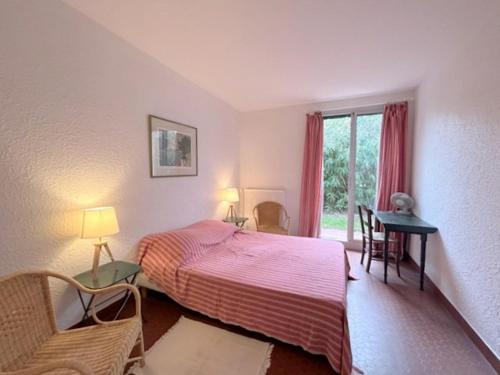 une chambre avec un lit, un bureau et une fenêtre dans l'établissement Agréable maison familiale face à la mer 6LLN21, au Barcarès