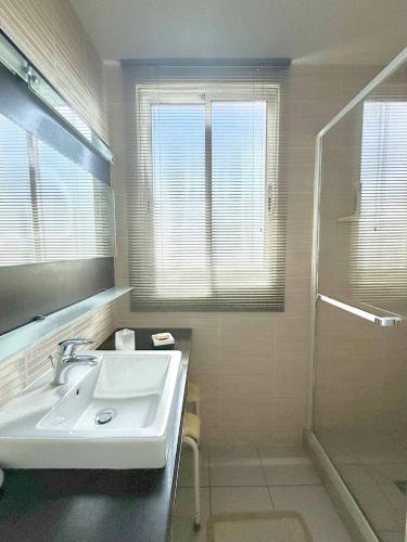 une salle de bain avec un lavabo et une douche dans l'établissement Superbe T2 avec vue sur le port et la mer avec parking privé 4RP221, au Barcarès