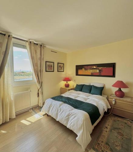 une chambre avec un grand lit et une grande fenêtre dans l'établissement Superbe T2 avec vue sur le port et la mer avec parking privé 4RP221, au Barcarès