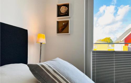 1 dormitorio con 1 cama y ventana con reloj en Ankerglueck Buesum, en Büsum
