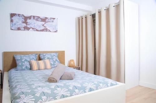 une chambre avec un lit avec une couette bleue dans l'établissement Fontenelle Appartement Calme et lumineux Rouen, Cathédrale 