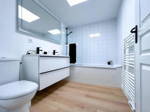 une salle de bain blanche avec des toilettes et un lavabo dans l'établissement Fontenelle Appartement Calme et lumineux Rouen, Cathédrale 