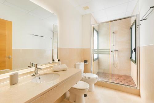 a bathroom with a sink and a toilet and a shower at El Oasis La Casita 1 Bajo A in Fuente Alamo