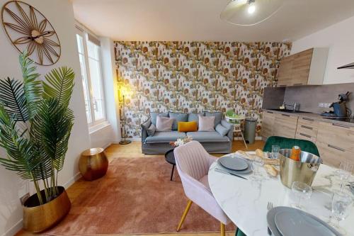 un salon avec une table et un canapé dans l'établissement Automne T2 neuf cosy proche centre-ville, à Reims