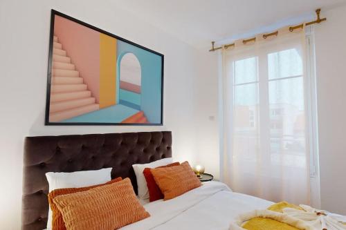 une chambre avec un lit et un tableau au mur dans l'établissement Automne T2 neuf cosy proche centre-ville, à Reims