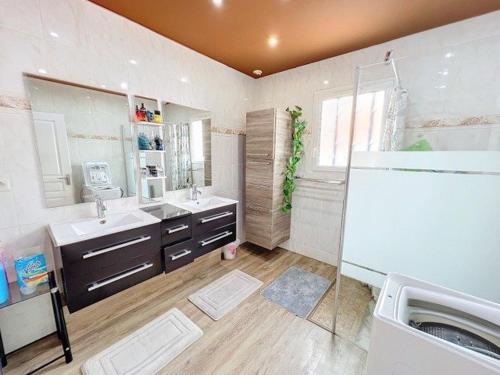 une salle de bain avec deux lavabos et une machine à laver dans l'établissement Charmante maison à deux pas de la plage 6ALOU2, au Barcarès