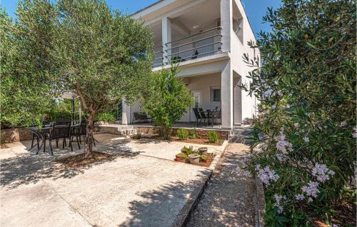 2 Bedroom Cozy Apartment In Zaboric