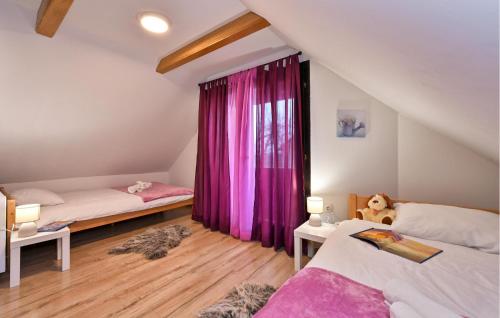 Ένα ή περισσότερα κρεβάτια σε δωμάτιο στο 2 Bedroom Cozy Home In Jalzabet