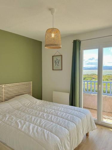 une chambre avec un lit et une grande fenêtre dans l'établissement Charmante maison agréable pour les vacances 4BCAP64, au Barcarès