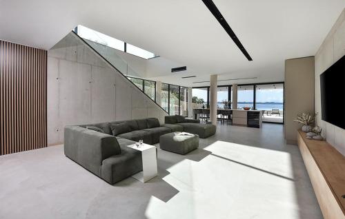 a living room with a couch and a television at Awesome Home In Zdrelac in Ždrelac