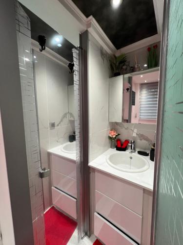 une salle de bain avec deux lavabos et une douche dans l'établissement JOIA PARIS - Roli, à Paris