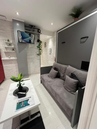 un salon avec un canapé et une table dans l'établissement JOIA PARIS - Roli, à Paris