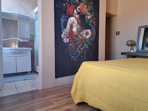 - une chambre avec une peinture murale à côté d'une salle de bains dans l'établissement chambre cosy en centre ville avec accès indépendant, à Châtellerault