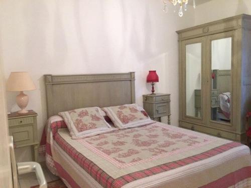 - une chambre avec un lit, deux commodes et un miroir dans l'établissement Calme pour cet appartement 4 personnes - résidence Piscine - parking privé - 4HAMCL2A, à Claira