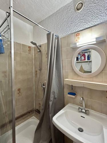 une salle de bain avec douche et lavabo dans l'établissement Confortable T2 + Cabine face à la mer 4BALM39, au Barcarès