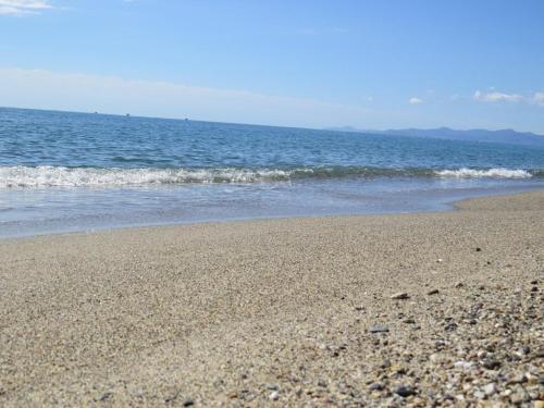 a sandy beach with the ocean in the background at Confortable T2 + Cabine face à la mer 4BALM39 in Le Barcarès