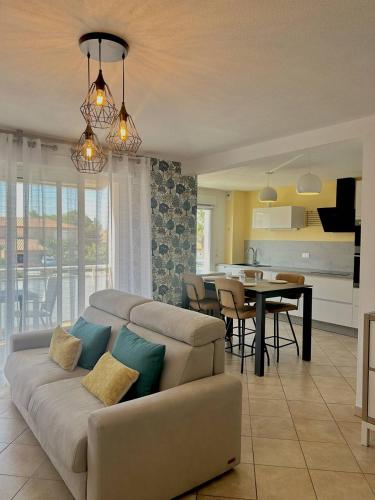 un salon avec un canapé et une table dans l'établissement SUPERBE appartement T3 - piscine- Terrasse- Parking- 900 m plage 6PIN2102, au Barcarès