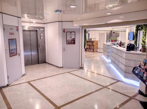 un hall vide d'un immeuble avec un couloir dans l'établissement Résidence Graziella Studio 404, à Juan-les-Pins