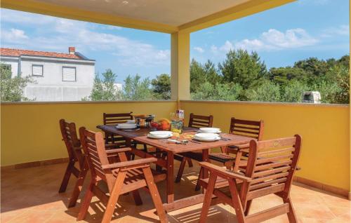 une salle à manger avec une table et des chaises sur un patio dans l'établissement Two-Bedroom Holiday Home In Liznjan, à Ližnjan