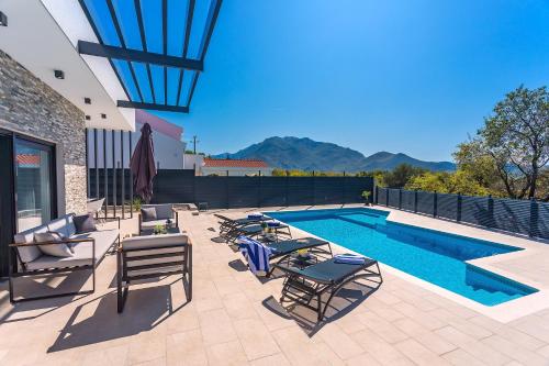 "Casa Mia" Luxury villa with heated swimming pool with jacuzzi