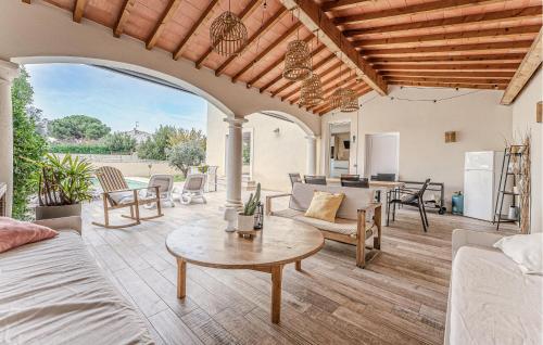 - un salon extérieur avec une table et un canapé dans l'établissement Gorgeous Home In Mauguio, à Mauguio
