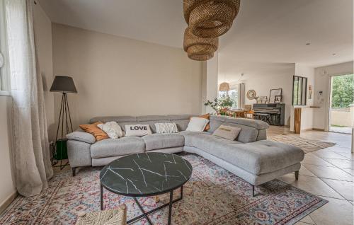 un salon avec un canapé et une table dans l'établissement Gorgeous Home In Mauguio, à Mauguio