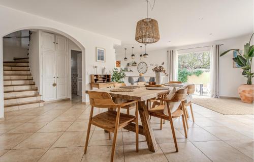 une cuisine et une salle à manger avec une table et des chaises dans l'établissement Gorgeous Home In Mauguio, à Mauguio