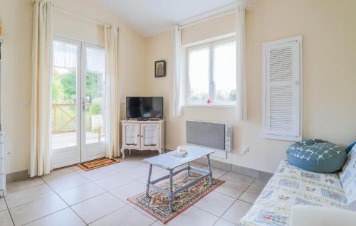 TV a/nebo společenská místnost v ubytování 2 Bedroom Amazing Home In Gueschart
