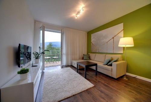 TV a/nebo společenská místnost v ubytování Stonowane i Eleganckie Apartamenty Sun Seasons 24 w Świeradowie Zdroju by Noclegi Renters