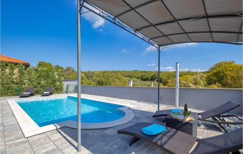 - une piscine sur une terrasse avec des chaises et une table dans l'établissement 3 Bedroom Nice Home In Kapovci, à Brusići