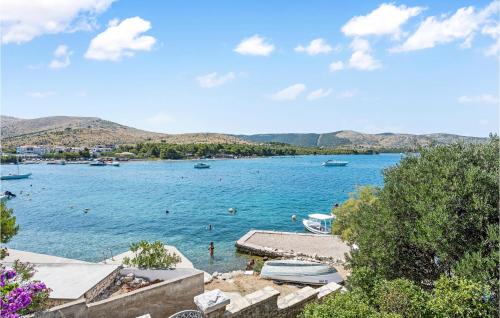 Cozy Apartment In Zaboric With Kitchen