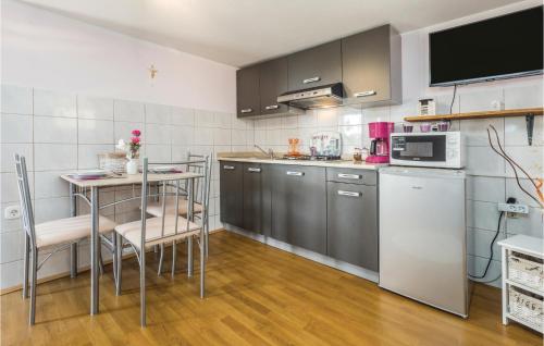 Kuchyň nebo kuchyňský kout v ubytování 0-Bedroom Apartment In Radmani