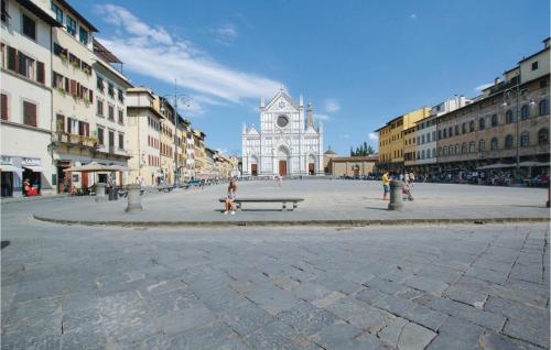 a city street with a clock tower in the distance at Poggioalvento in Lazzeretto