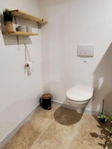 La salle de bains blanche est pourvue de toilettes. dans l'établissement OFFRE SPECIALE Jungle Centre ville, à Verdun-sur-Meuse