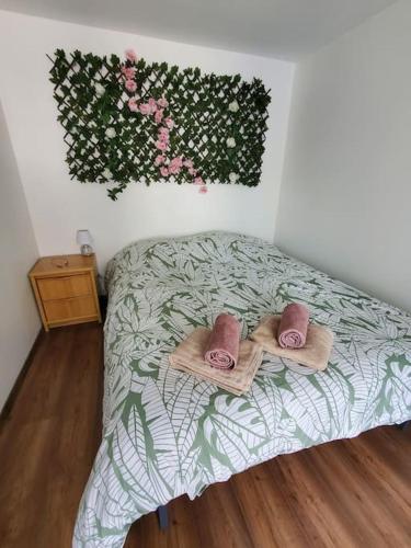 une chambre avec un lit avec deux pantoufles dessus dans l'établissement OFFRE SPECIALE Jungle Centre ville, à Verdun-sur-Meuse