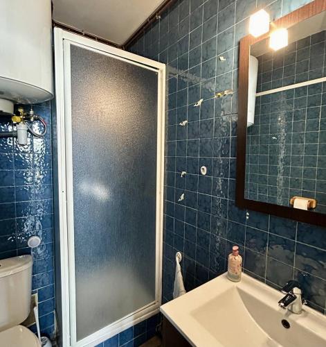 une salle de bain avec une douche, un lavabo et des toilettes dans l'établissement Appartement dans un secteur calme proche de la plage 4MAR3R4, au Barcarès