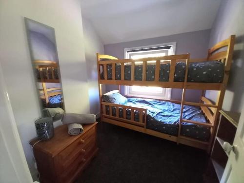 Postel nebo postele na pokoji v ubytování Charming Village Cottage with Hot Tub