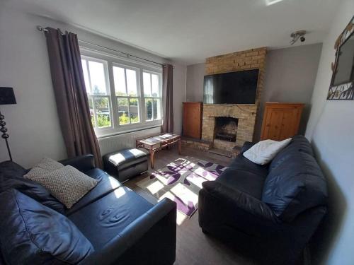 Posezení v ubytování Charming Village Cottage with Hot Tub