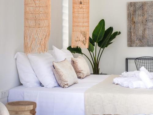 two white pillows sitting on top of a bed at Villa Encanto del Agua in Jan Thiel