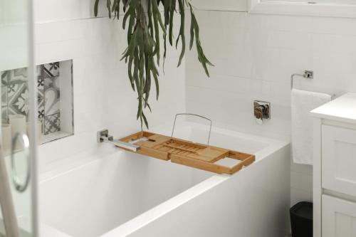 Φωτογραφία από το άλμπουμ του 3-Bedroom Getaway Minutes from the Beach σε Penguin