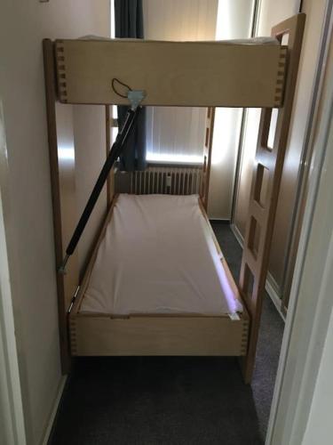 a small bunk bed in a small room at Perfect Appartement - Dichtbij Zee en Natuur in Vlissingen