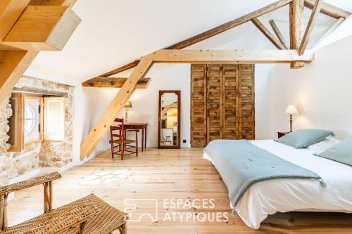 une chambre avec un grand lit et un escalier dans l'établissement Domaine historique entre mer et campagne, à Dolus-d'Oléron