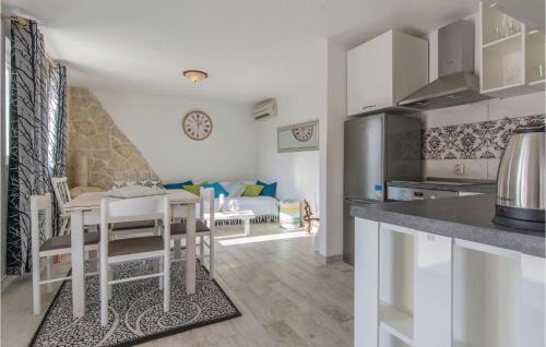 Kuchyň nebo kuchyňský kout v ubytování Two-Bedroom Holiday Home In Privlaka-Sabunike