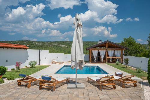 Villa Casa Natura with 40m2 Pool near Makarska