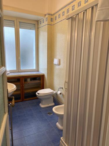 a bathroom with a toilet and a sink at Grillo in Salerno
